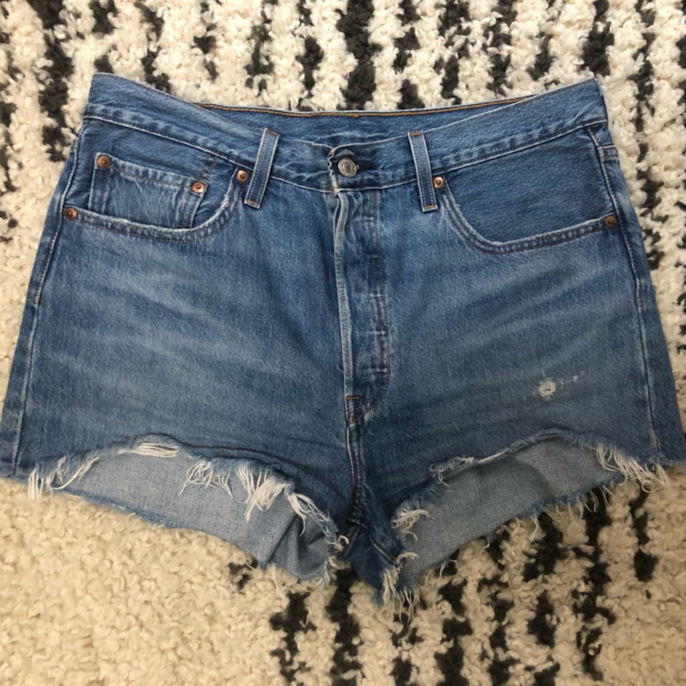 Distressed Levi 501 Jean Shorts with Button Fly (W32)